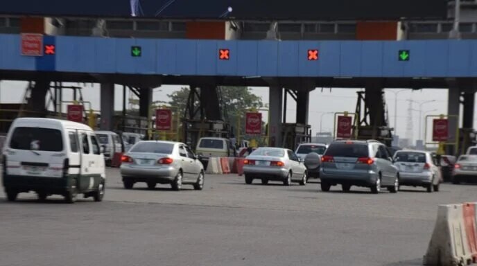 many escape death as speeding truck crashes at lagos toll gate