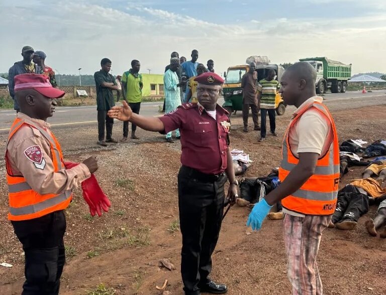 15 killed 17 others injured in early morning auto crash in kwara