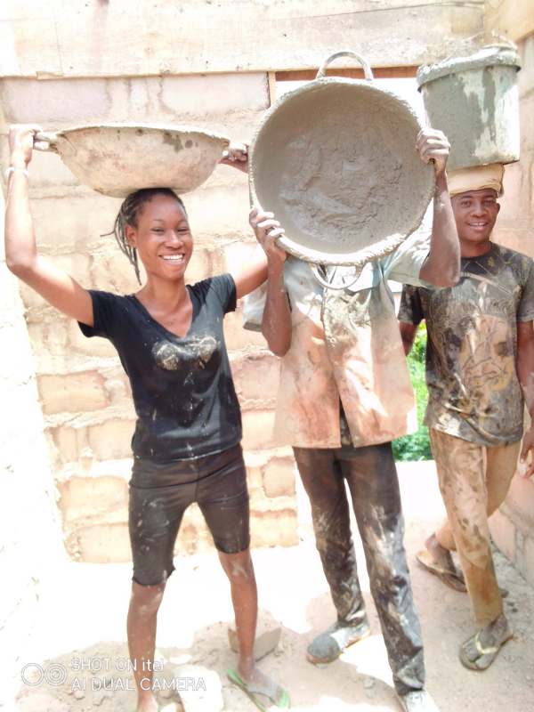 Female student working as a labourer expresses gratitude after her photos went viral